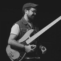 Carlos Dingo, bajo